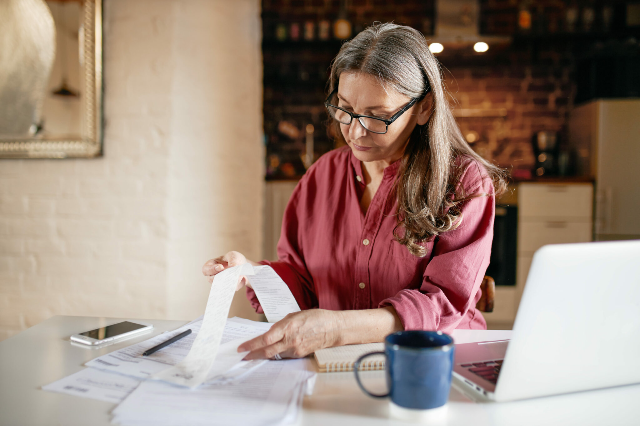 Femme faisant son rapprochement bancaire