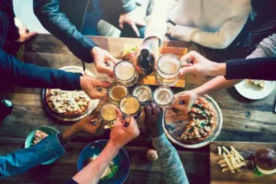 Afterwork et cocktails d'entreprise : pourquoi opter pour la bière personnalisée ?