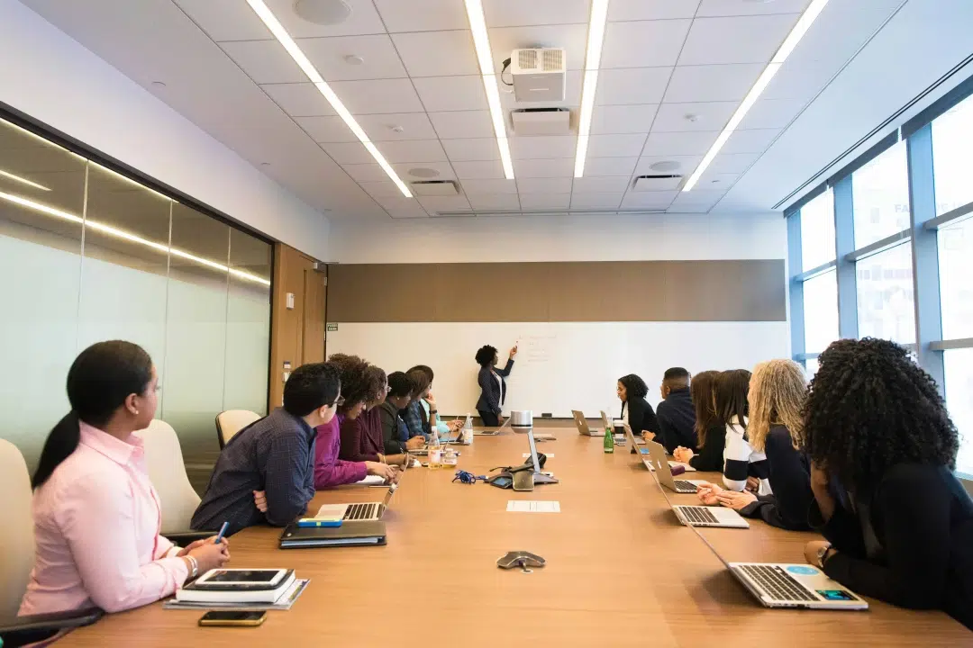 Organiser un séminaire B2B sans friction : rétroplanning, budget et choix du bon format