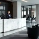 découvrez nos conseils pour sélectionner la meilleure banque d'accueil adaptée à vos bureaux professionnels, alliant accueil chaleureux et efficacité optimale.