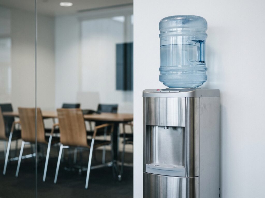 Fontaine à eau en acier inoxydable dans un espace de bureau professionnel moderne