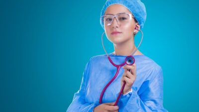 Les accessoires indispensables pour compléter sa tenue médicale