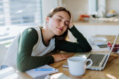 ne pas s'endormir la nuit pour travailler