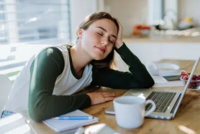 ne pas s'endormir la nuit pour travailler