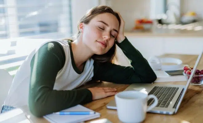 ne pas s'endormir la nuit pour travailler