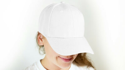 Pourquoi les casquettes publicitaires sont-elles devenues un outil marketing incontournable ?