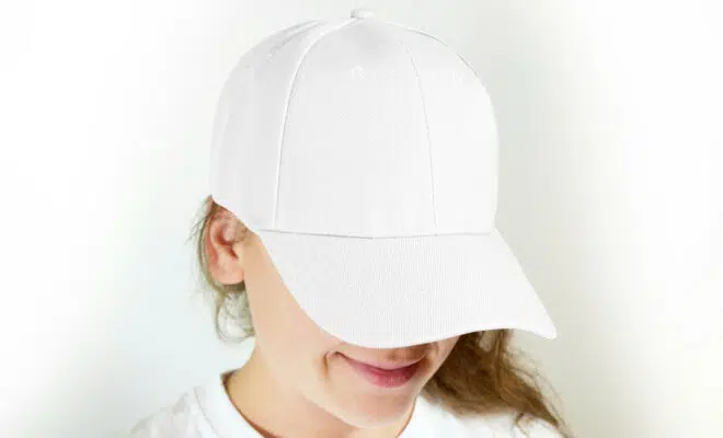Pourquoi les casquettes publicitaires sont-elles devenues un outil marketing incontournable ?