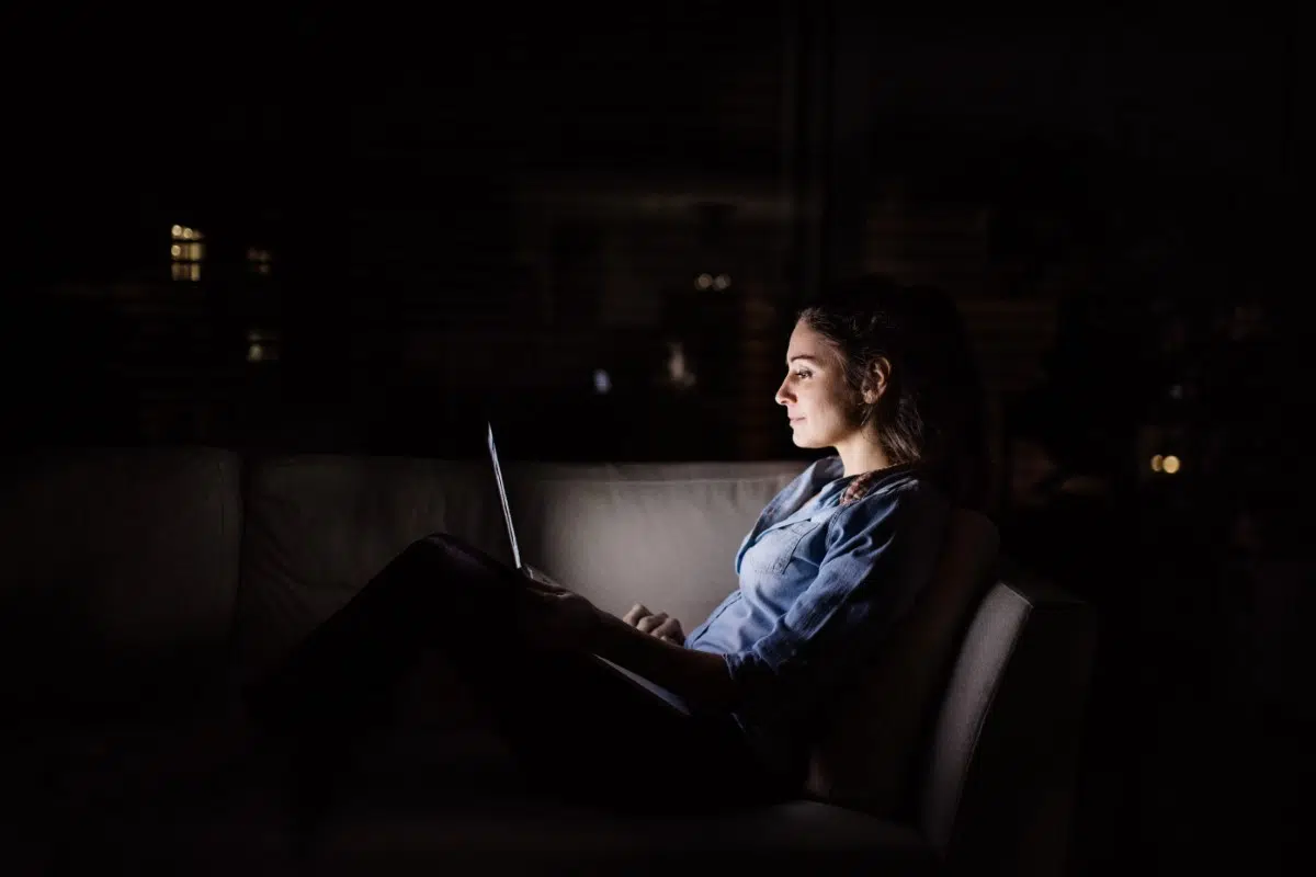 rester éveillée la nuit