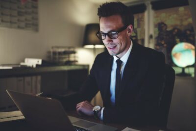 rester éveillée la nuit pour travailler