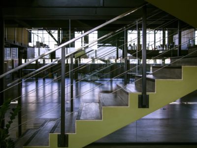 un escalier dans son open-space